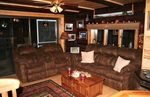 Martin City Cabin | Luxurious Rustic Log Cabin