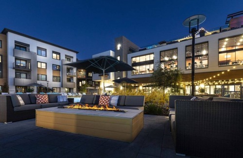 Menlo Park Condo | Luxurious Silicon Valley Condo: Rooftop Lounge and Pool