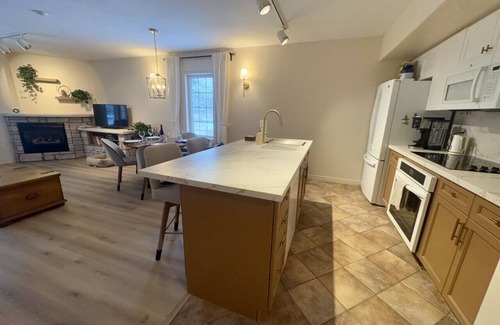 Oro-Medonte Condo | Luxurious Ski-In Ski-Out Condo with Jacuzzi – Your Highland Estates Escape in Horseshoe Valley
