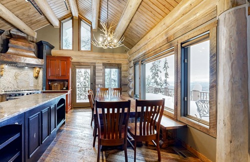 Whitefish Cabin | Luxurious Ski Lodge with Private Hot Tub - Perfect for Large Groups