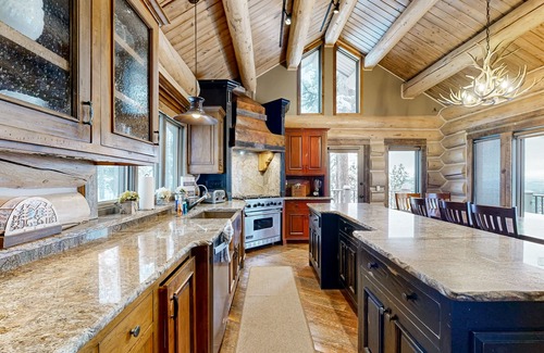 Whitefish Cabin | Luxurious Ski Lodge with Private Hot Tub - Perfect for Large Groups