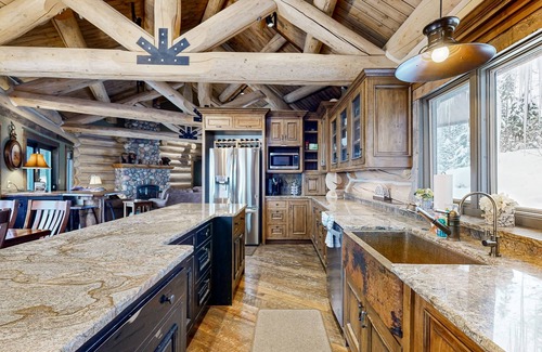 Whitefish Cabin | Luxurious Ski Lodge with Private Hot Tub - Perfect for Large Groups