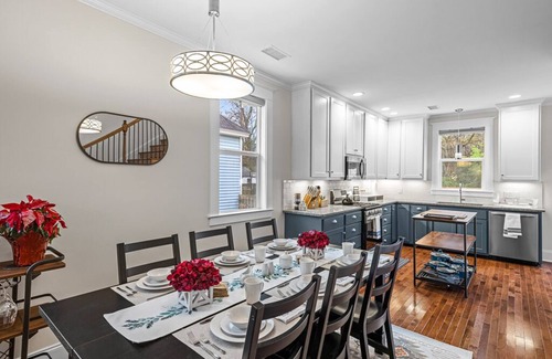 Memphis House | Luxurious + Spacious 3 BR In Midtown, LARGE backyard, Near food+Bar