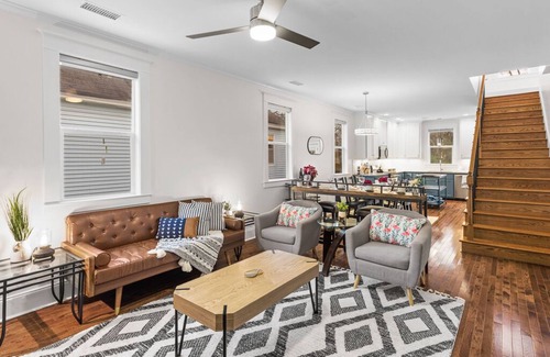 Memphis House | Luxurious + Spacious 3 BR In Midtown, LARGE backyard, Near food+Bar