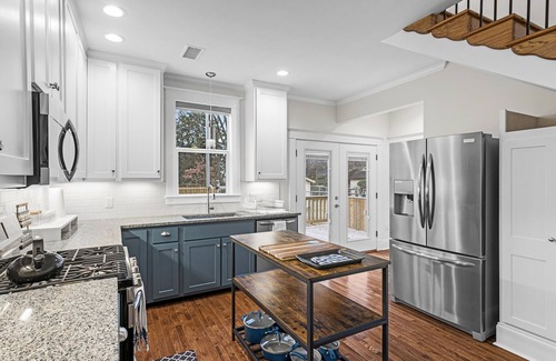 Memphis House | Luxurious + Spacious 3 BR In Midtown, LARGE backyard, Near food+Bar