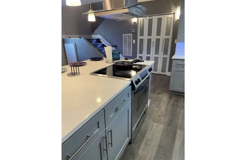 Thornton Apartment | Luxurious Studio Perfect for Travel Nurses