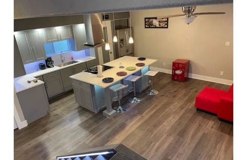 Thornton Apartment | Luxurious Studio Perfect for Travel Nurses