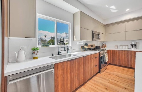 Sherman Oaks Apartment | Luxurious Townhome