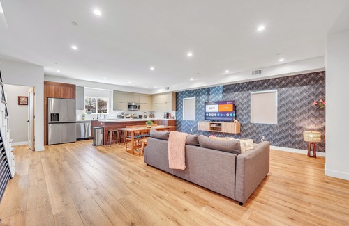 Sherman Oaks Apartment | Luxurious Townhome
