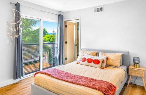 Sherman Oaks House | Luxurious Townhome W/3 Master Suites gated Parking