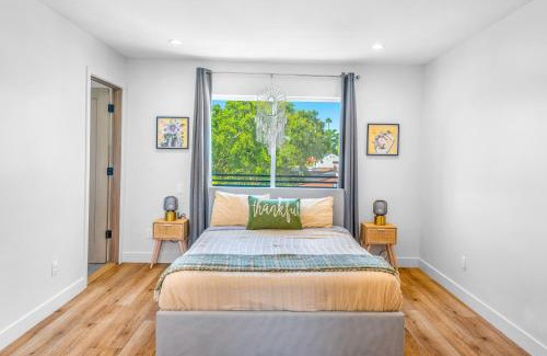 Sherman Oaks House | Luxurious Townhome W/3 Master Suites gated Parking