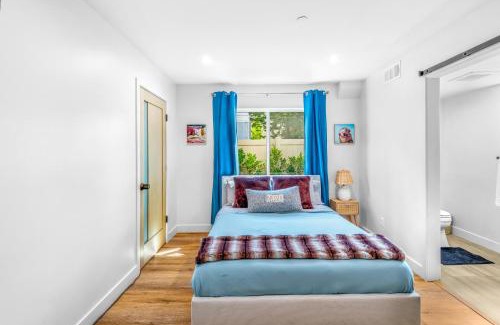 Sherman Oaks House | Luxurious Townhome W/3 Master Suites gated Parking