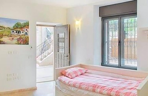 Emek Refaim Apartment | Luxurious two bedroom with garden