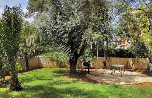 Emek Refaim Apartment | Luxurious two bedroom with garden
