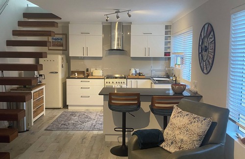 Somerset West Apartment | LUXURIOUS TWO-STORY SELF-CATERING RETREAT IN THE HEART OF THE CAPE WINELANDS n
