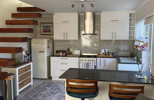 Somerset West Apartment | LUXURIOUS TWO-STORY SELF-CATERING RETREAT IN THE HEART OF THE CAPE WINELANDS n