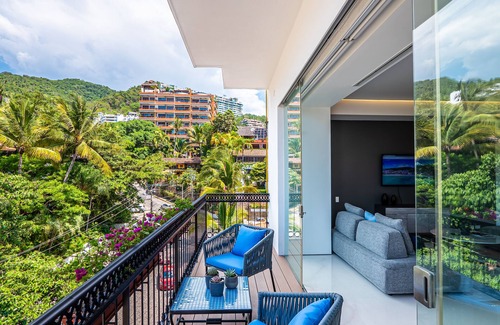 Emiliano Zapata Condo | Luxurious, Ultra Chic Pier 57 Condo, Romantic Zone