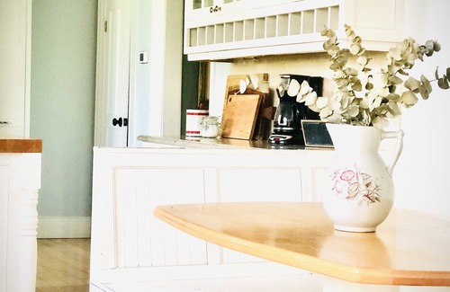 Prince Edward House | Luxurious Vacation Retreat - Pool, basketball court, pizza oven, central in PEC
