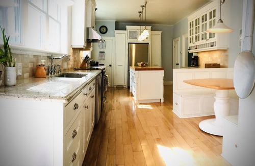 Prince Edward House | Luxurious Vacation Retreat - Pool, basketball court, pizza oven, central in PEC