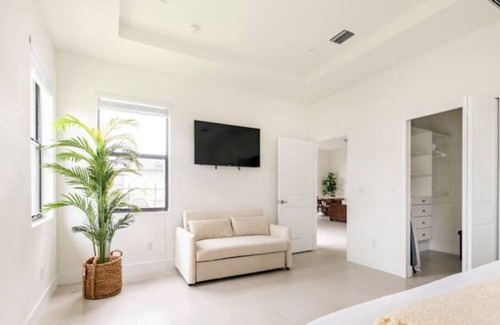 Tamiami House | Luxurious Very Clean 4 Bedroom Home + Hot Tub