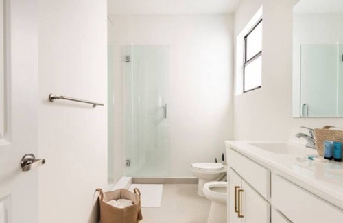 Tamiami House | Luxurious Very Clean 4 Bedroom Home + Hot Tub
