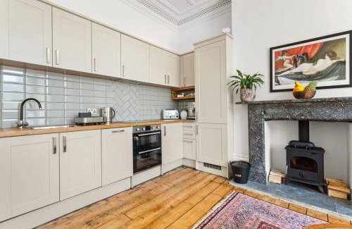 St Leonards-On-Sea Apartment | Luxurious Victorian, a few minutes from the beach - sleeps 2 adults and up to 3 children