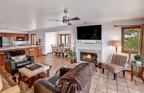 Avalon Condo | Luxurious Villa on Bluff's Edge, VIEWS, 6-seat CART, 6 STEPS, Fireplace
