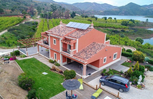 Casa Queimada House | Luxurious villa with pool and idyllic lake landscape