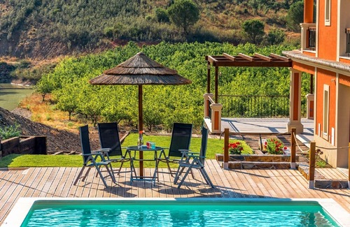 Casa Queimada House | Luxurious villa with pool and idyllic lake landscape