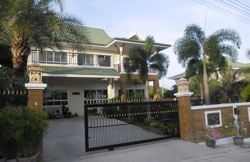 Hin Lek Fai House | Luxurious Villa with Private Pool and Jacuzzi