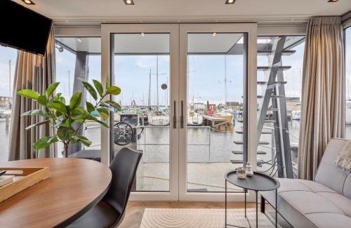 Zeewolde Boat Rental | Luxurious waterloft near beach and centre by Weltevreden Experience