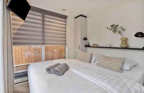 Zeewolde Boat Rental | Luxurious waterloft near beach and centre by Weltevreden Experience