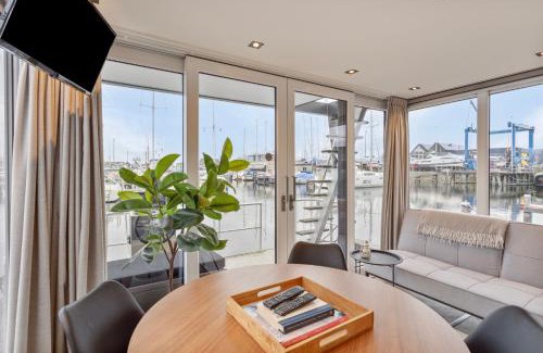 Zeewolde Boat Rental | Luxurious waterloft near beach and centre by Weltevreden Experience