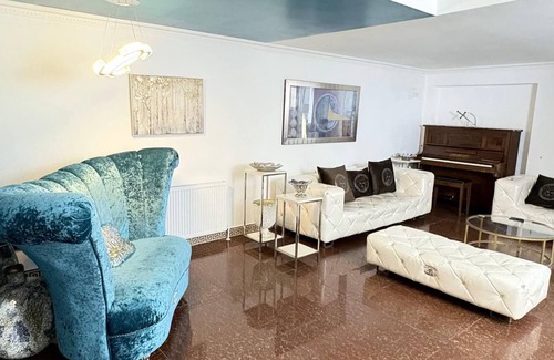 London Borough of Ealing House | Luxurious West London Retreat With Hot Tubs & Easy Access to Central London