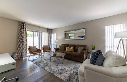 Thousand Oaks Apartment | Luxurious/WFH/Work Space/2 King beds/Fast Wi-Fi