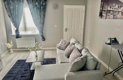 Wolverhampton House | Luxurious Wolverhampton Retreat with 4 Bedrooms