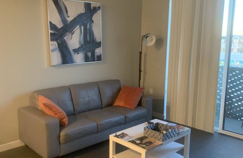 Oakland Apartment | Luxury 1 Bdrm with scenic hillside views, steps away from dining and shopping