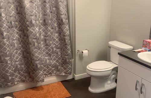 Oakland Apartment | Luxury 1 Bdrm with scenic hillside views, steps away from dining and shopping