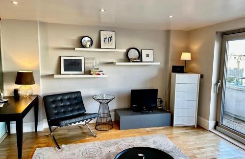Battersea Apartment | Luxury 1 bed flat with parking, Clapham Junction