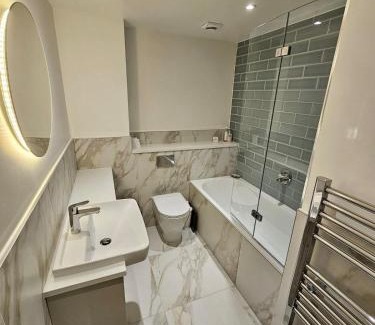 Battersea Apartment | Luxury 1 bed flat with parking, Clapham Junction