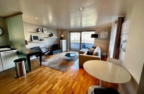 Battersea Apartment | Luxury 1 bed flat with parking, Clapham Junction