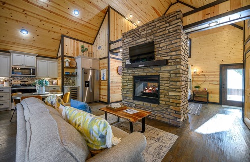 Broken Bow Cabin | Luxury 1 Bedroom right on the Creek! Minutes from Area attractions!
