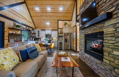 Broken Bow Cabin | Luxury 1 Bedroom right on the Creek! Minutes from Area attractions!