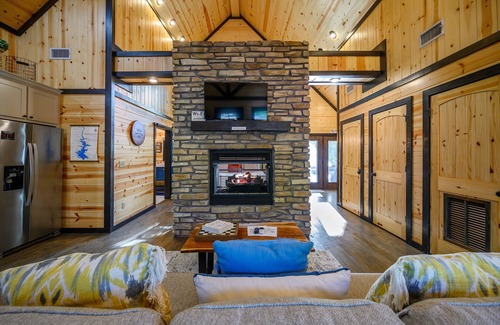 Broken Bow Cabin | Luxury 1 Bedroom right on the Creek! Minutes from Area attractions!