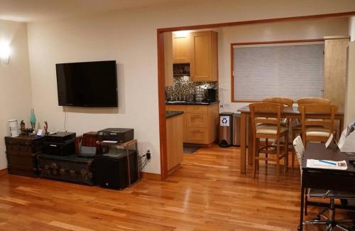 Marina Peninsula House | Luxury 1 Bedroom Unit-Walk to Beach -Baby Friendly