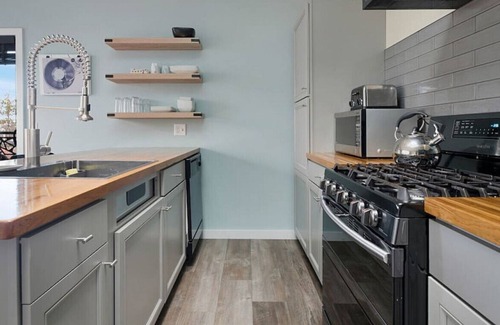 Knightville Apartment | Luxury 1 Bedroom Suite w Parking