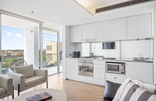 Darlinghurst Apartment | Luxury 1 BR Sky Pad with Views, Gym & Sauna
