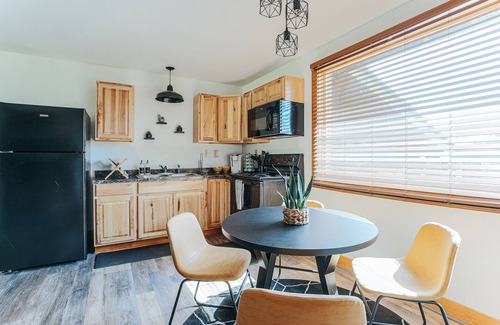 Afton Apartment | Luxury 1-BR Suite near Nelson 151 | Pet-Friendly!
