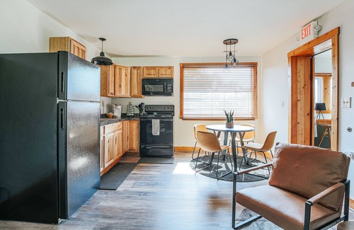 Afton Apartment | Luxury 1-BR Suite near Nelson 151 | Pet-Friendly!