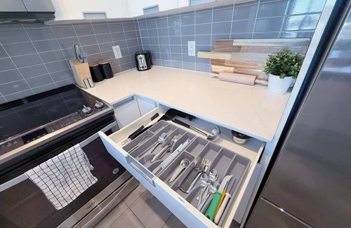 Hurontario Condo | Luxury 1+Den, Balcony, City View, Free Parking
